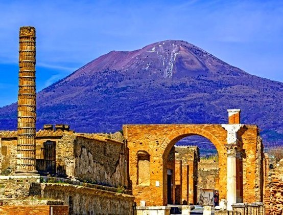 O Vulcão mais famoso da história é o do Monte Vesúvio,  cuja erupção em 79 d.C destruiu as cidades de Pompeia e Herculano. Redescobertas no século XVIII, tornaram-se museus a céu aberto, visitados por turistas do mundo inteiro.