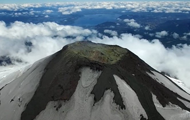 O vulcão Villarrica está situado na cordilheira dos Andes e é um dos poucos no mundo com um lago de lava ativo em seu interior. Uma curiosidade é que ele permanece coberto pela neve durante o ano todo. 