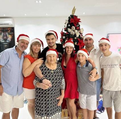 O youtuber Felipe Neto também postou com a família reunida.