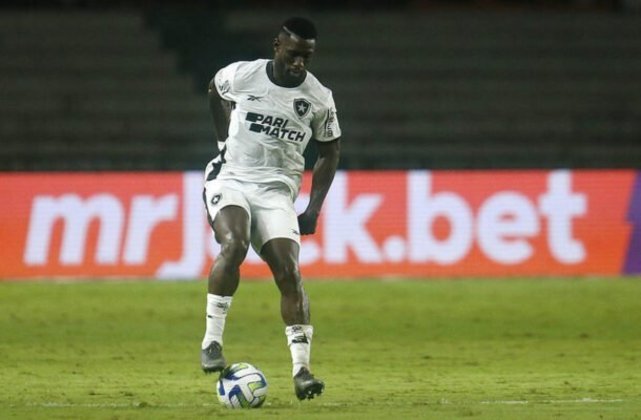 O zagueiro Bastos, de 32 anos, é angolano, mas não vem sendo aproveitado no time principal do Botafogo. Foto: Vitor Silva/Botafogo