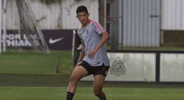 O zagueiro Caetano, que nunca teve experiência no time profissional, foi emprestado ao Goiás. 
