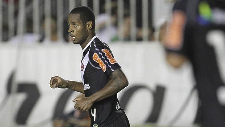 O zagueiro conquistou sua primeira taça de Copa em 2011, na última campanha de destaque nacional do Vasco da Gama. O atleta também fez parte do bicampeonato do Cruzeiro, em 2017 e 2018