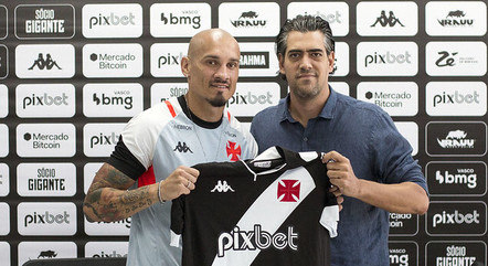Maicon foi apresentado ao lado do diretor Paulo Bracks