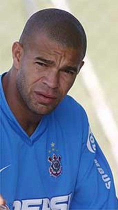 O zagueiro Váldson, que tinha passagens por Flamengo e Botafogo no currículo, chegou ao Corinthians em 2004. Teve de lidar com constantes críticas e acabou dispensado ao fim do ano. 