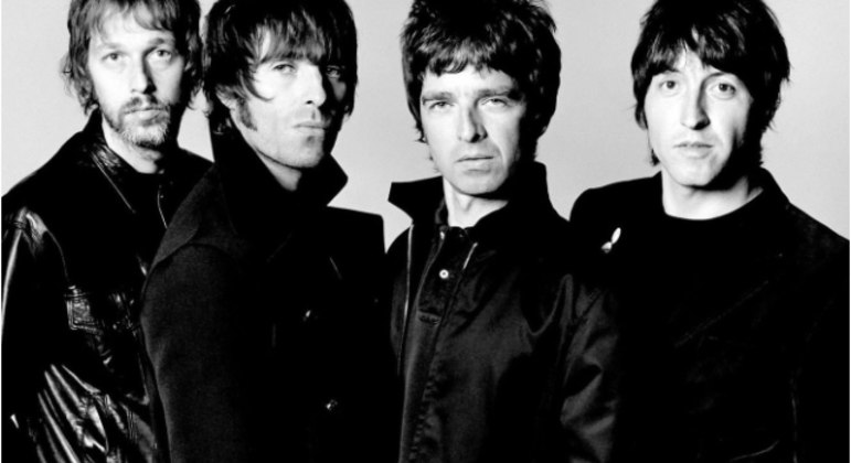 Liam e Noel (os dois ao centro) podem retomar o Oasis, mas depende do Manchester City