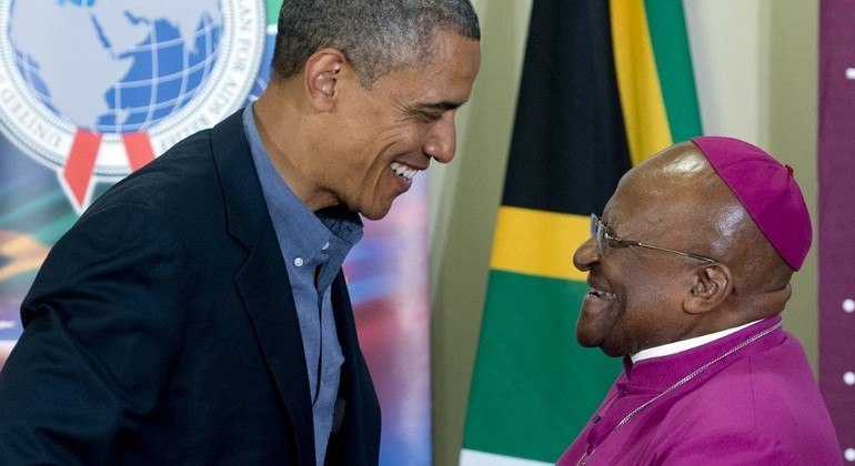 Barack Obama conversa com o arcebispo Desmond Tutu na Cidade do Cabo, na África do Sul