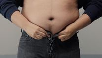 Acúmulo de gordura abdominal aumenta risco de insuficiência de vitamina D (Freepik)