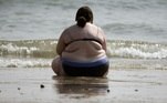 mulher obesa na praia