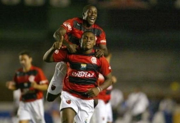 Obina - Copa do Brasil 2006 - O atacante marcou o primeiro gol na vitória por 2 a 0 do Flamengo contra o Vasco, no jogo de ida da final da competição nacional. 