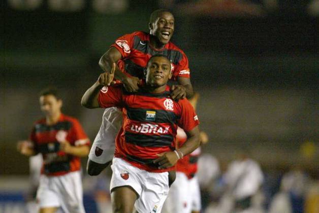 Obina: Na Copa do Brasil de 2006, o Flamengo venceu o Vasco duas vezes na decisão do torneio - ambas vitórias no Maracanã. Quem abriu o placar para o Rubro-Negro foi o folclórico atacante Obina. Foi o bicampeonato da Copa do Brasil do Fla.