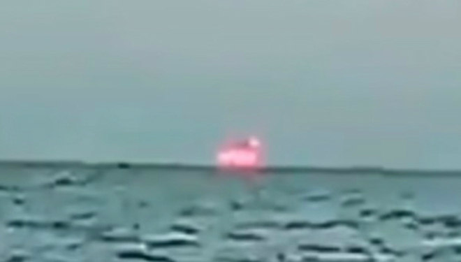A Marinha identificou que a luz alaranjada no mar de Maceió é semelhante a  sinalizadores. - ZéNewsAi