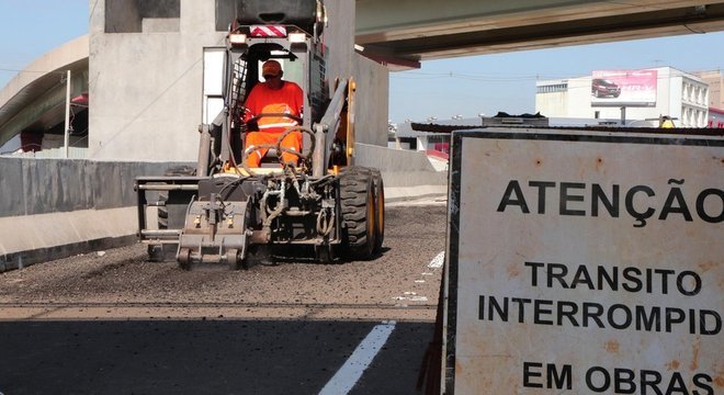 Trabalhos no viaduto da avenida Ceará, obra em Porto Alegre prevista para Copa de 2014, foram retomados neste ano