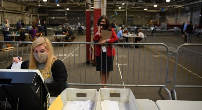 Observadora acompanha contagem de votos na Pensilvânia