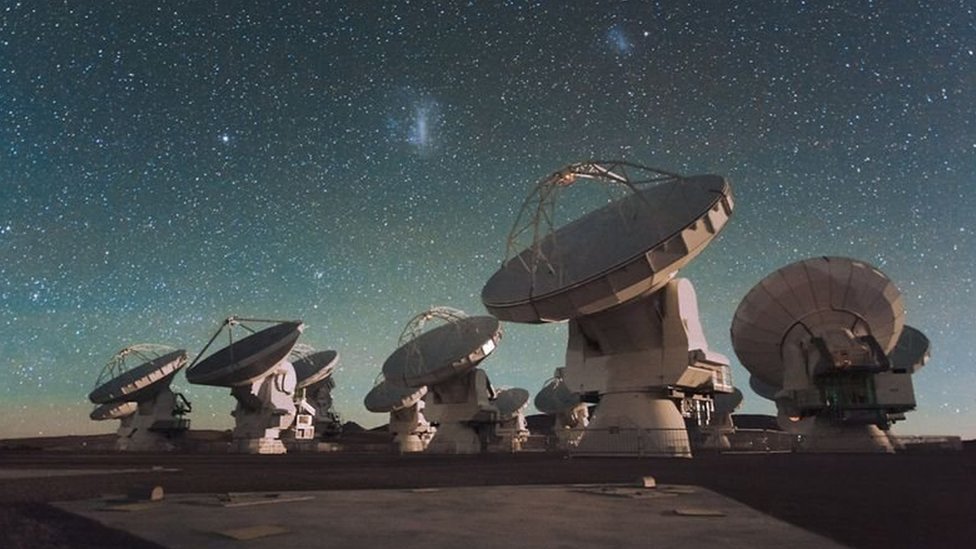 Antenas formam telescópio gigante no importante observatório Alma, no deserto do Atacama, no Chile. 