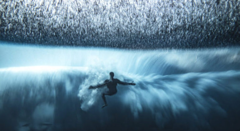 Em primeiro lugar na categoria Fotógrafo Oceânico do Ano está a foto do momento! Um surfista é jogado no oceano pelas fortes ondas. O autor da fotografia, Ben Thouard, disse sobre a imagem: 