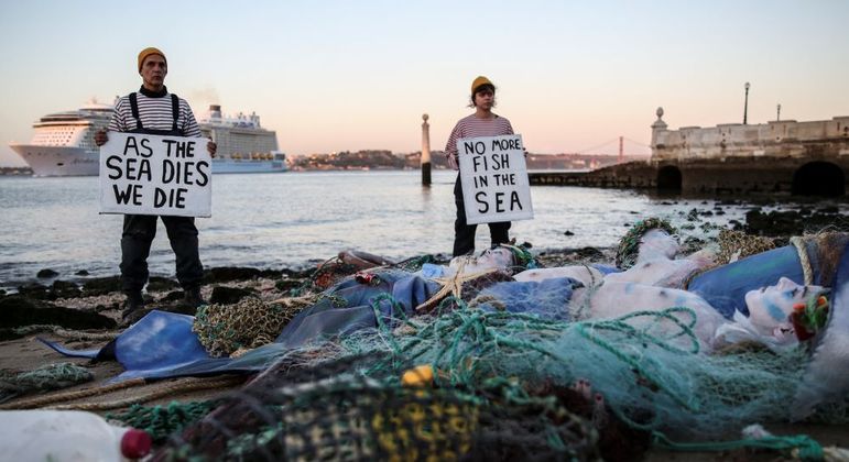 Durante evento da ONU, nesta segunda (27), ativistas fazem protesto em praia de Portugal contra exploração de oceanos