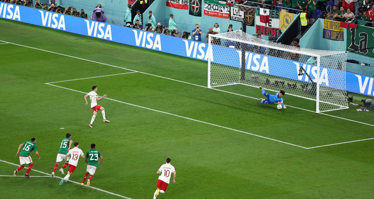 Ochoa conseguiu parar o melhor jogador do mundo em 2021, segundo a premiação da Fifa 