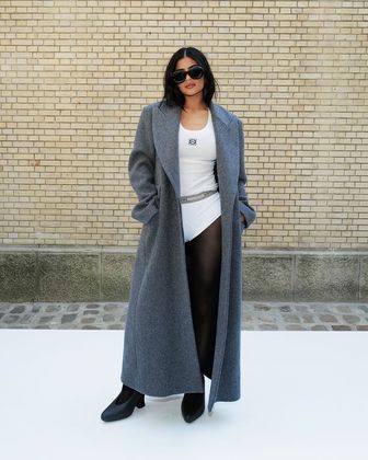 Kylie Jenner foi fotografada usando os óculos do momento na Semana de Moda de Paris