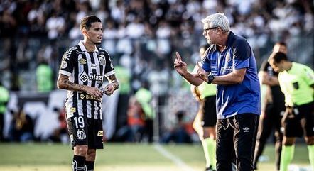 Odair Hellmann fala com Dodi durante vitória do Santos