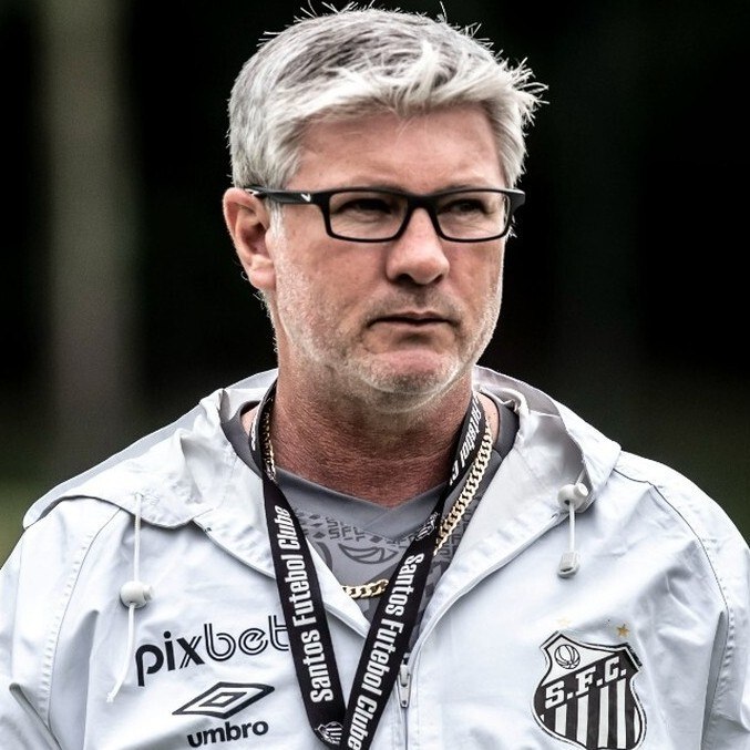 Odair Hellmann está no comando do Santos desde novembro de 2022 e tem contrato até o fim de 2023
