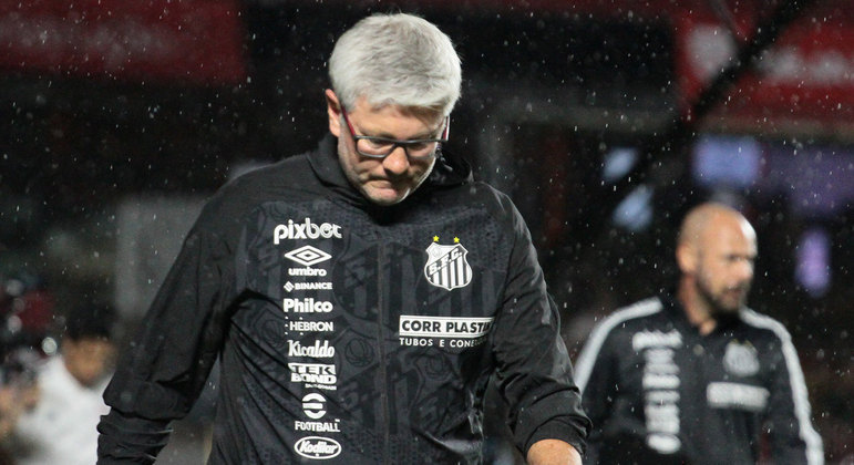 O Santos de Odair Hellmann é o lanterna do Grupo A do Campeonato Paulista
