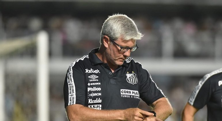Odair Hellmann sugeriu ao Santos a contratação de reforços
