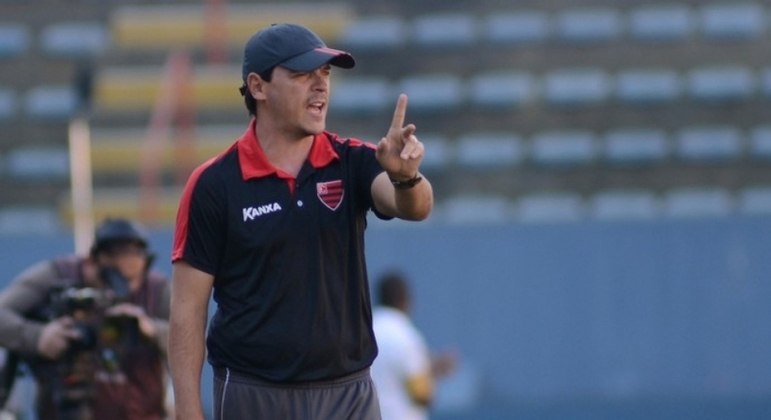 Oeste (2016) - Em uma parceria do Audax com o clube, foi comandante do rubro-negro, Diniz teve a missão de salvar a equipe do rebaixamento para a Série C do Campeonato Brasileiro.  No geral, foram 37 jogos, apenas 9 vitórias, 16 empates e 12 derrotas.