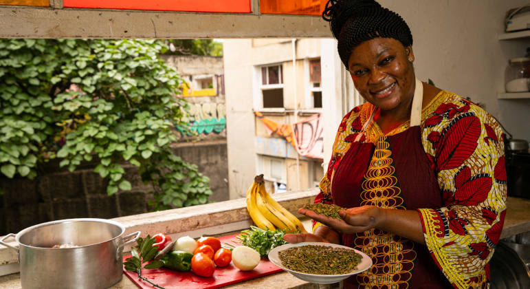 A advogada congolesa Hortense Mbuyi ensina receita de um prato tradicional do seu país