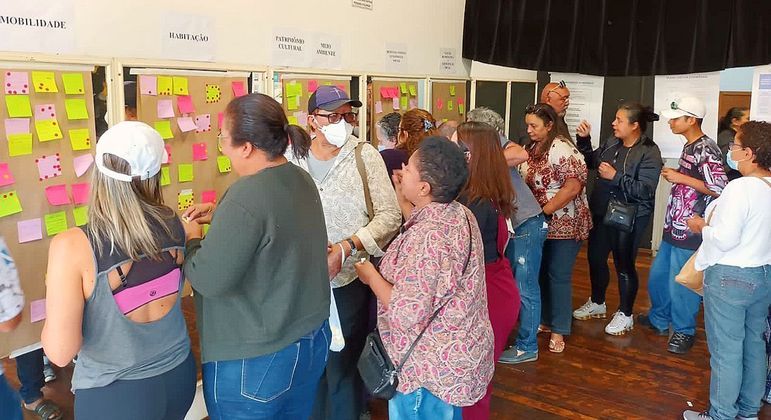 Moradores e líderes comunitários do M’Boi Mirim, na zona sul, participam de oficina