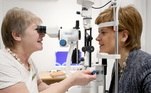 médica faz exame de visão em paciente