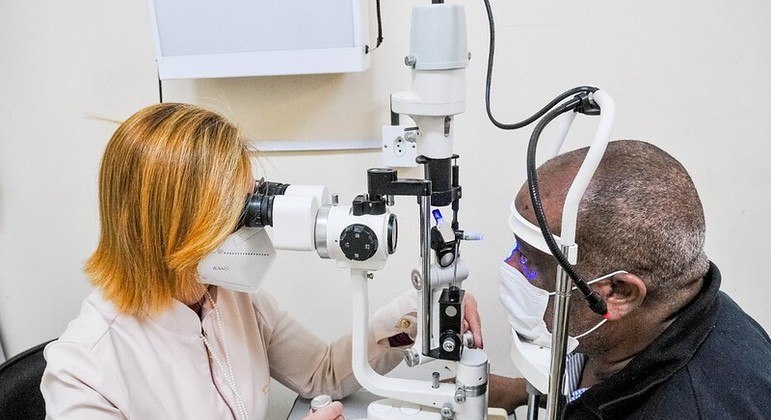 Pessoa realizando exame oftalmológico