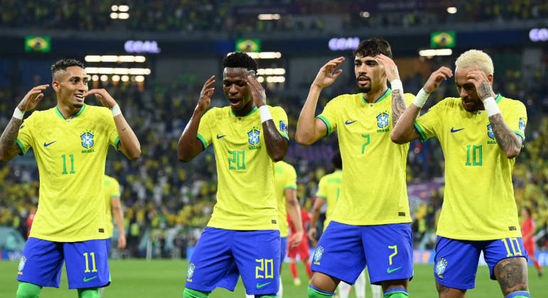 ogadores da seleção brasileira comemoram gol de Vinícius Jr. contra a Coreia do Sul