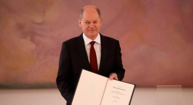 Scholz posa com certificado de nomeação após ser eleito chanceler da Alemanha