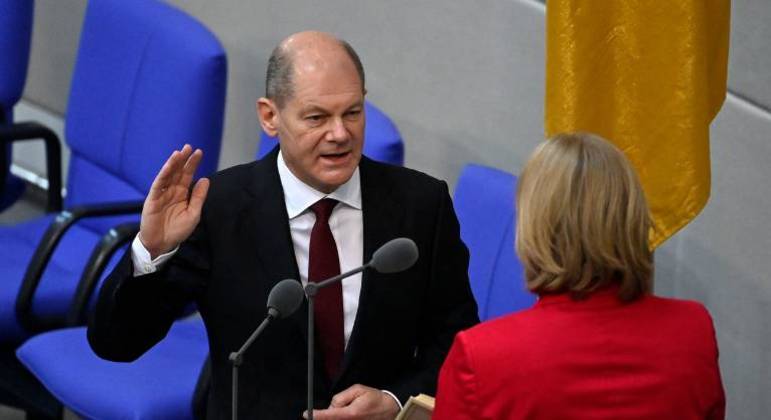 O chanceler alemão Olaf Scholz faz juramento à presidente do Parlamento, Bärbel Bas