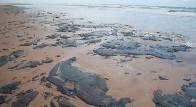 Manchas de óleo contaminaram 138 praias do Nordeste, do Maranhão à Bahia