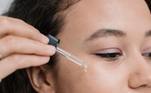 6. Remover a maquiagem O óleo de coco também é muito eficaz na remoção da maquiagem. Basta espalhar o ingrediente em movimentos circulares com o algodão e, em seguida, lavar o rosto com o gel de limpeza