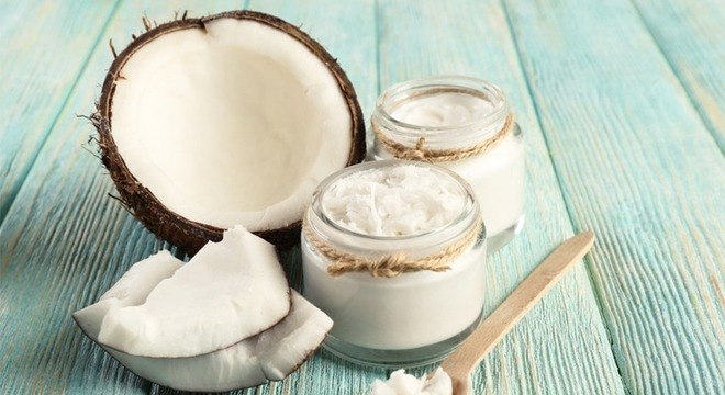 Óleo de coco no cabelo: saiba como usar e quais são os benefícios