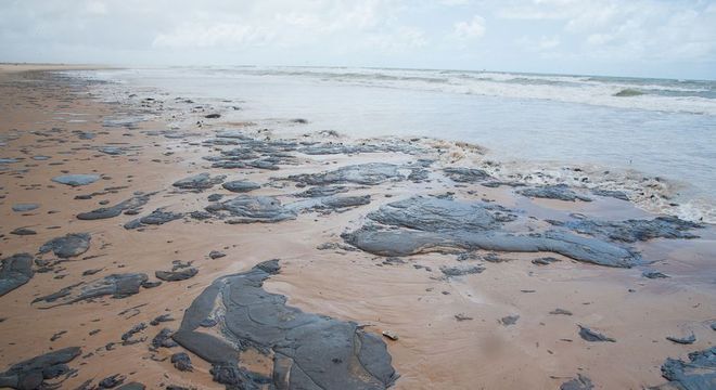 Sobe para 53 número de municípios atingidos por óleo no Nordeste