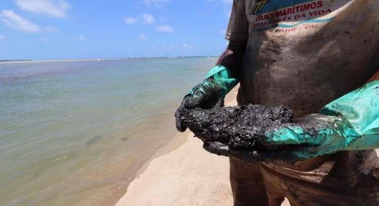 Duas toneladas de óleo são retiradas de praias em Pernambuco