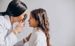 A SBG (Sociedade Brasileira de Glaucoma) preconiza que a saúde ocular infantil merece atenção, inclusive para doenças que são vistas como de idosos. É o caso do glaucoma. Segundo
a OMS (Organização Mundial da Saúde), há 75 mil crianças cegas no mundo em decorrência dessa doença. Dessa maneira, os
pais precisam se atentar a sintomas como o aumento de tamanho do olho dos
bebês, a opacidade da córnea, ao lacrimejamento e à sensibilidade à luz
(fotofobia) nos pequenos