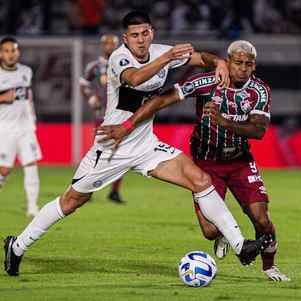 John Kennedy encara marcação do zagueiro Mateo Gamarra, do Olimpia