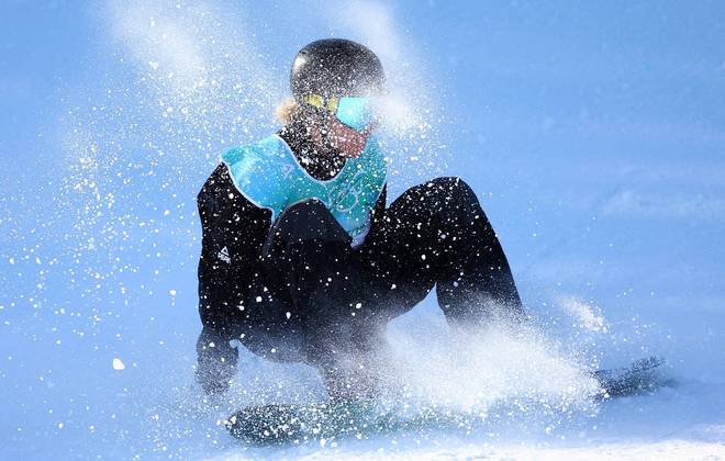 Tiarn Collins da Nova Zelândia, fazendo manobras de Snowboard