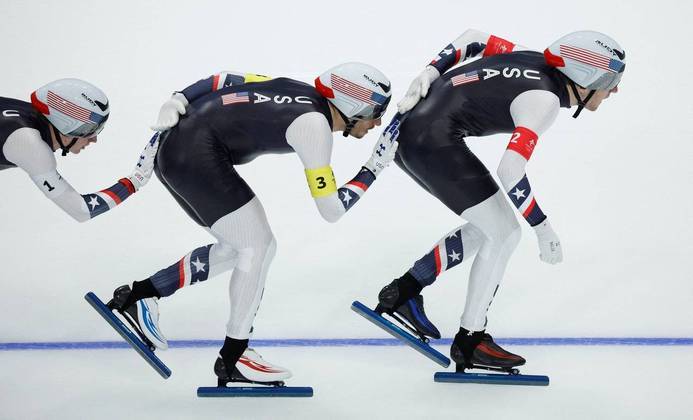 Ethan Cepuran, Casey Dawson e Emery Lehman dos Estados Unidos, durante prova de Patinação de Velocidade