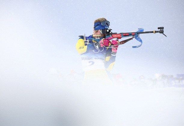 Elvira Oeberg da Suécia, durante prova de Biathlon de Inverno feminina, na etapa do Tiro Esportivo
