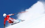 Corinne Suter, também da Suíça, executando manobras em prova de Esqui
