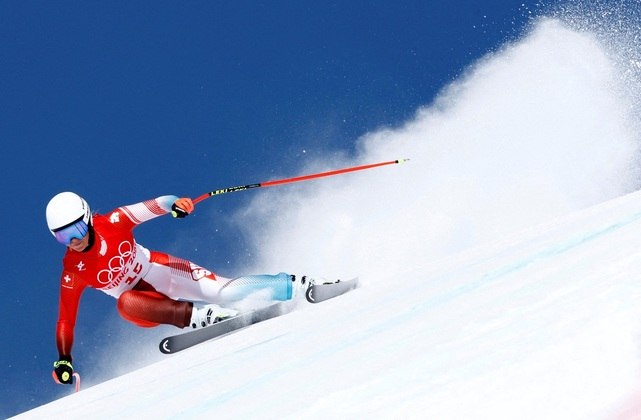 Corinne Suter, também da Suíça, executando manobras na prova de Esqui
