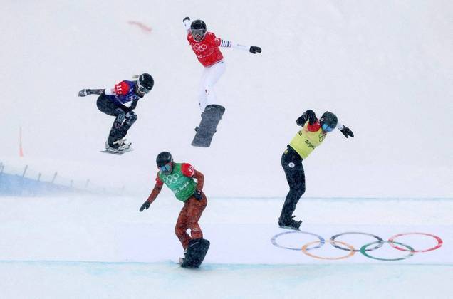 Kristina Paul do Comitê Olímpico Russo, Meryeta Odine do Canadá Faye Gulini dos Estados Unidos, Chloe Trespeuch da França, durante a prova de Snowboard Cross Kristina Paul do Comitê Olímpico Russo, Meryeta Odine do Canadá Faye Gulini dos Estados Unidos, Chloe Trespeuch da França, durante a prova de Snowboard Cross