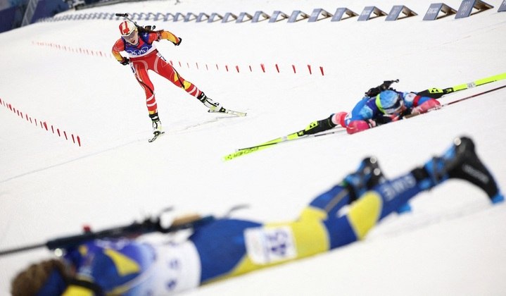 Tang Jialin da China, cruzando a linha de chegada na prova de Biathlon de Inverno feminina