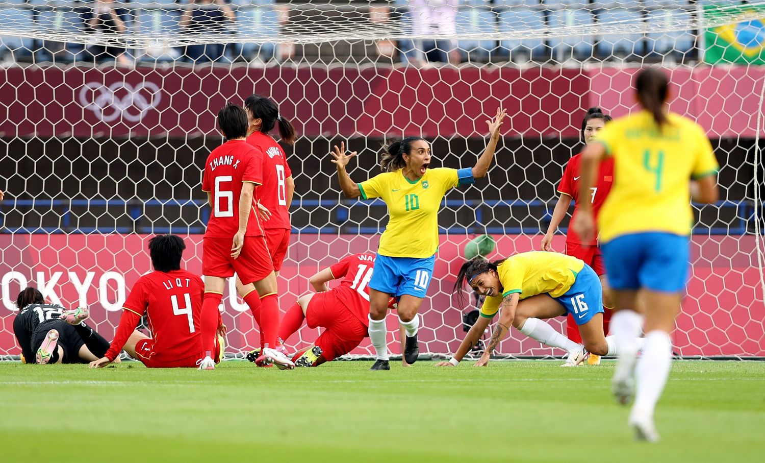 Com show de Marta, Brasil goleia China por 5 a 0 na estreia do futebol  feminino nas Olimpíadas - Jogada - Diário do Nordeste