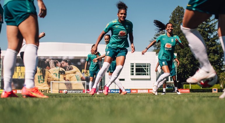 Em meio a treinos, seleção feminina faz foto oficial da Copa do Mundo